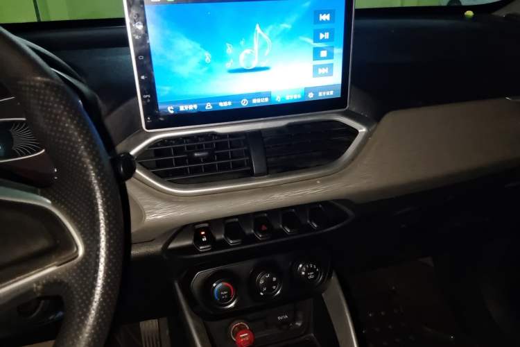Used Baojun 510 2017 1.5L manual Comfort trim Audio And AC Panel