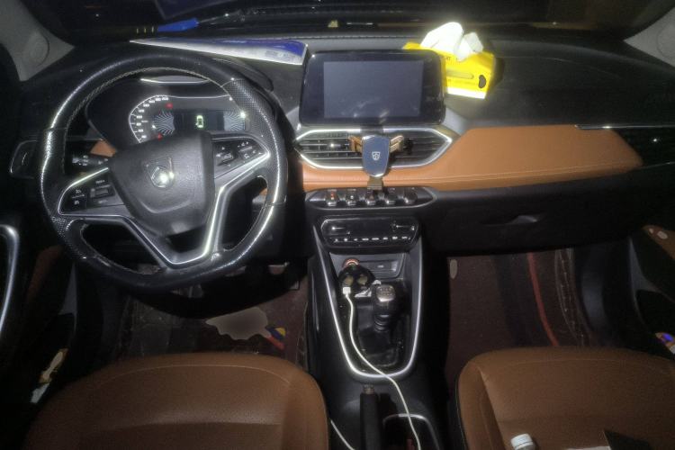 Used Baojun 510 2017 1.5L Manual Luxury Model Center Console