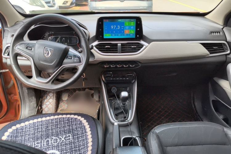 Used Baojun 510 2017 1.5L Manual Fashion Model Center Console