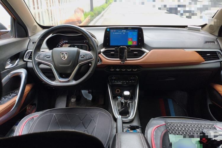 Used Baojun 510 2017 1.5L Manual Luxury Model Center Console