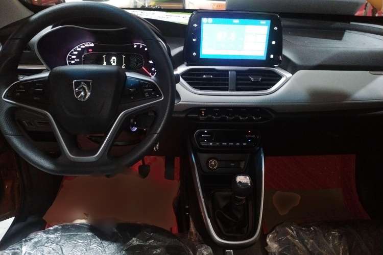 Used Baojun 510 2017 1.5L Manual Fashion Model Center Console