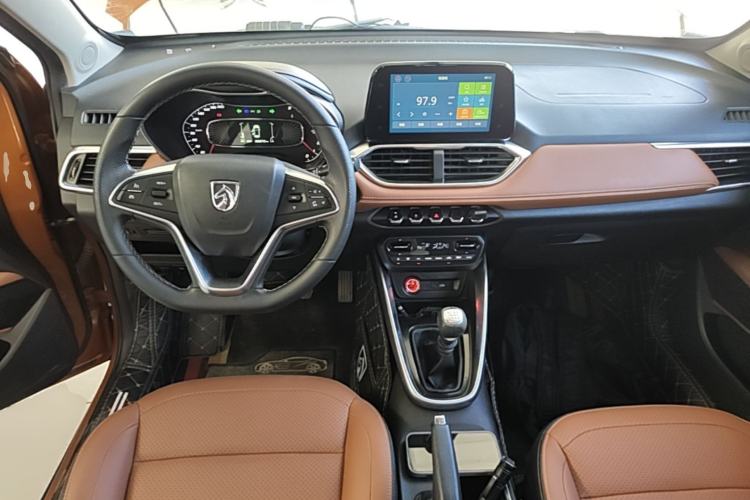 Used Baojun 510 2017 1.5L Manual Luxury Model Center Console