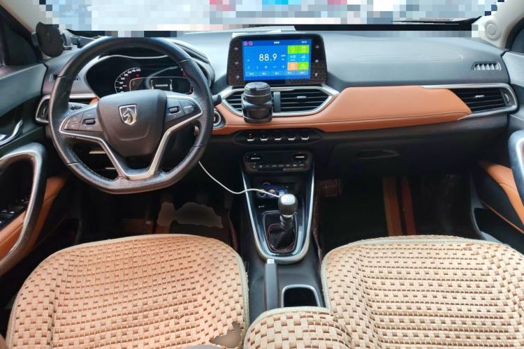 Used Baojun 510 2017 1.5L Manual Luxury Model Center Console
