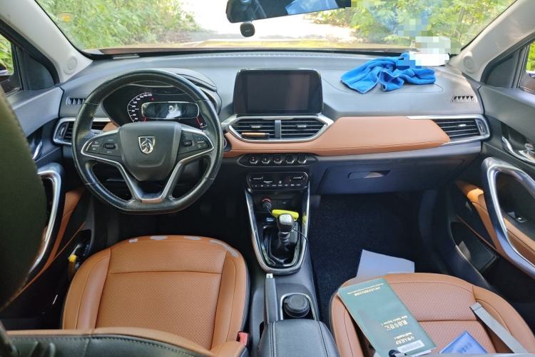 Used Baojun 510 2017 1.5L Manual Luxury Model Center Console