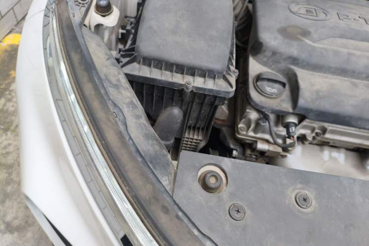 Used Baojun 510 2018 1.5L Automatic Anniversary Special Edition China V Engine Bay Right