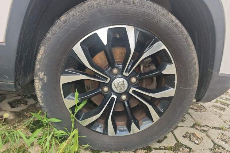 Used Baojun 510 2018 1.5L Automatic Anniversary Special Edition China V Right Front Wheel Hub
