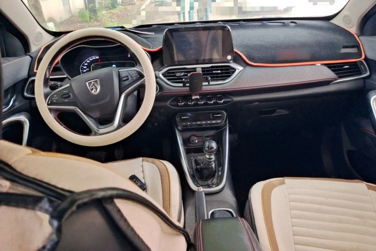 Used Baojun 510 2019 1.5L Manual Prestige Version 73kW China VI Emission Standard Center Console