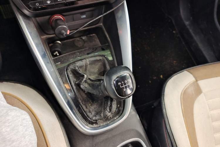 Used Baojun 510 2019 1.5L Manual Prestige Version 73kW China VI Emission Standard Gear Lever