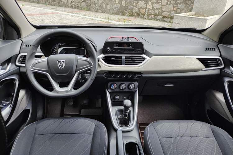 Used Baojun 510 2019 1.5L Manual Jingxiang Model 73kW China VI Emission Standard Center Console