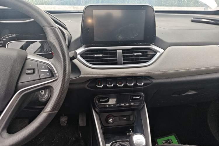 Used Baojun 510 2019 1.5L Manual Enjoyment Model 77kW China VI Emission Standard Audio And AC Panel