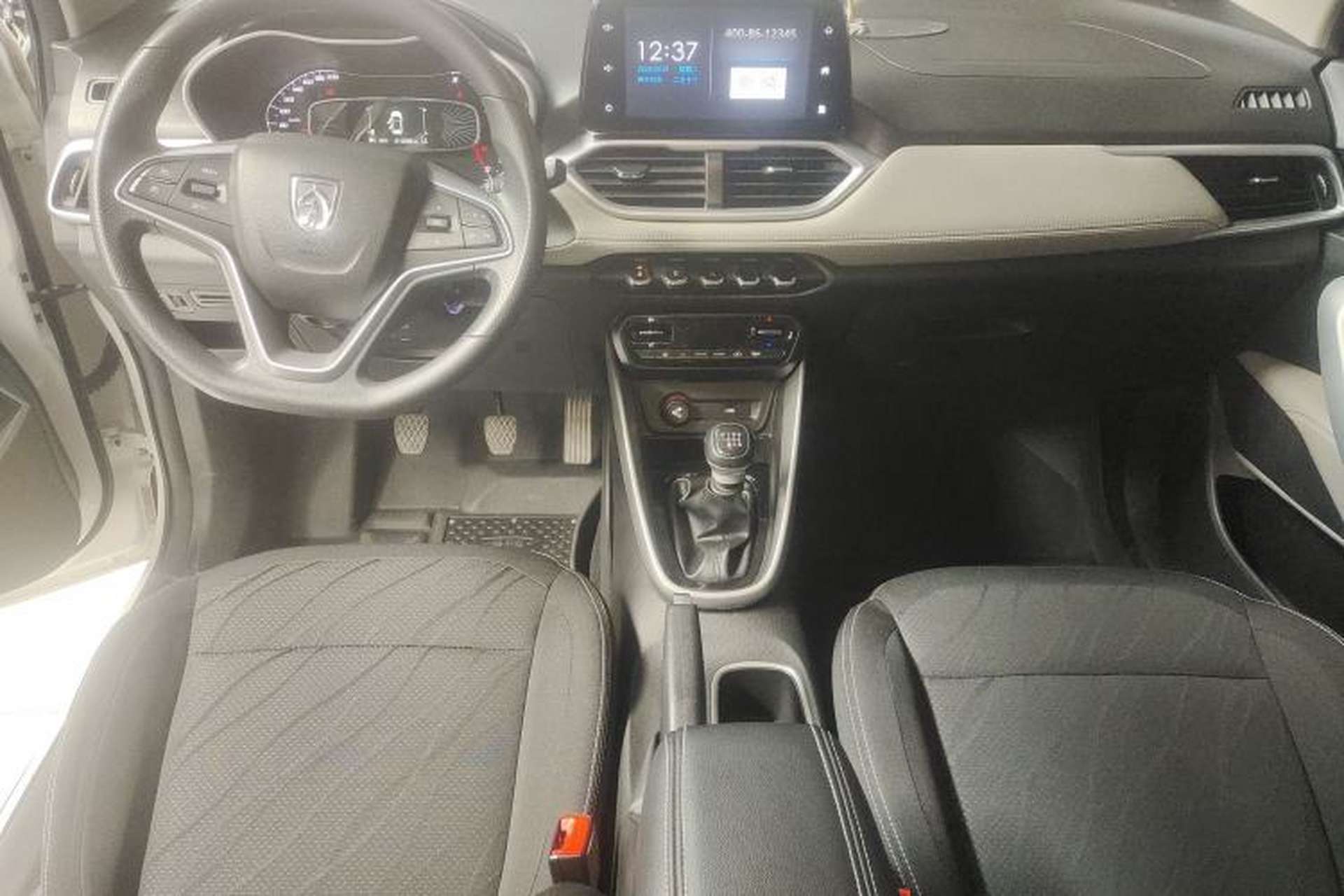 Used Baojun 510 2019 1.5L Manual Enjoyment Model 77kW China VI Emission Standard Center Console
