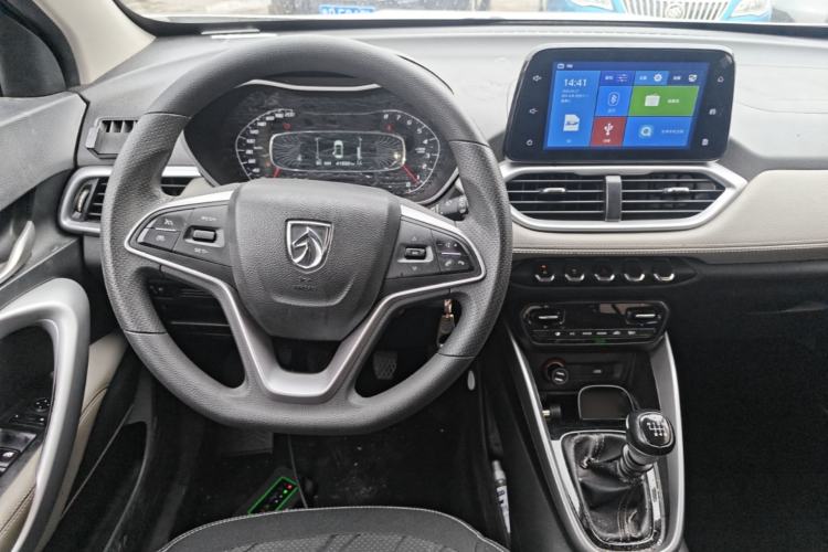 Used Baojun 510 2019 1.5L Manual Enjoyment Model 77kW China VI Emission Standard Center Console