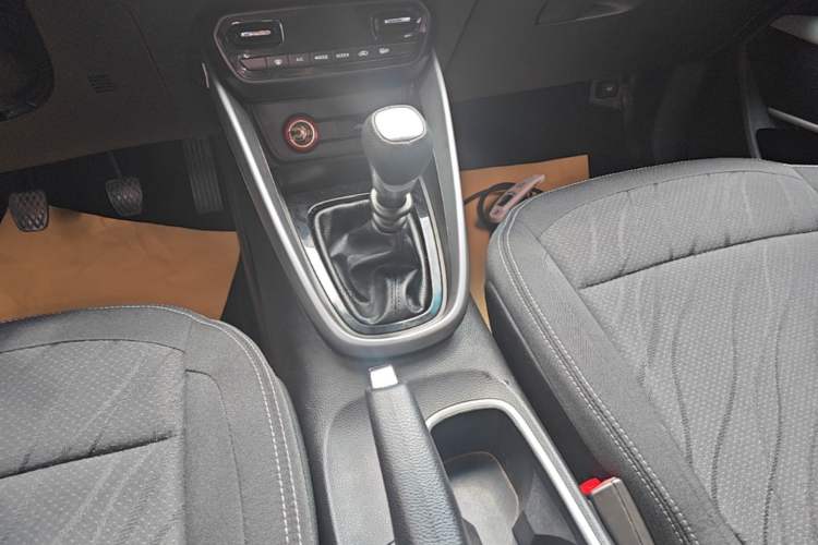 Used Baojun 510 2019 1.5L Manual Enjoyment Model 73kW China VI Gear Lever