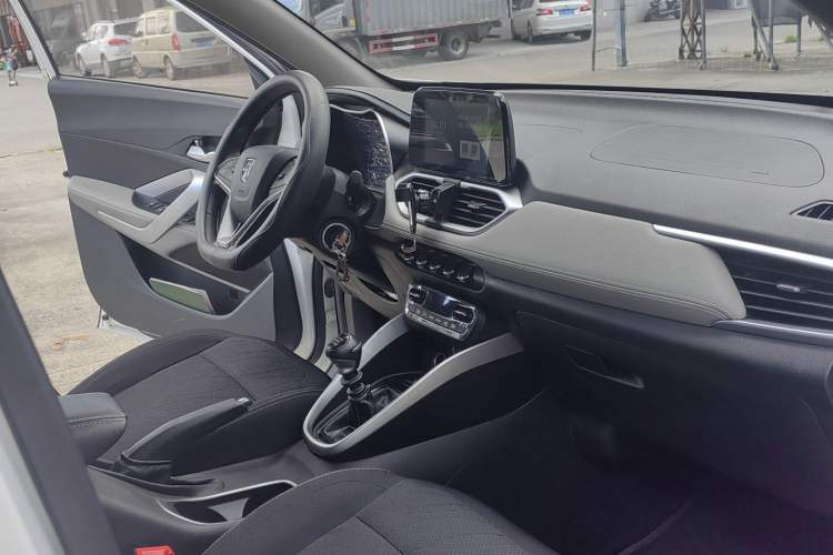 Used Baojun 510 2019 1.5L Manual Enjoyment Model 77kW China VI Emission Standard Interior 2