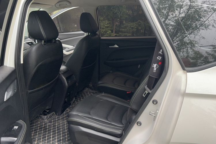 Used Baojun 530 2020 1.5T Manual Luxury Version 6 Seats Interior 2