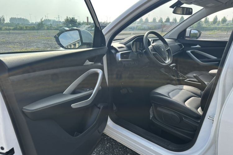 Used Baojun 530 2020 1.5T CVT Luxury Connected Version 6 Seats Interior 4