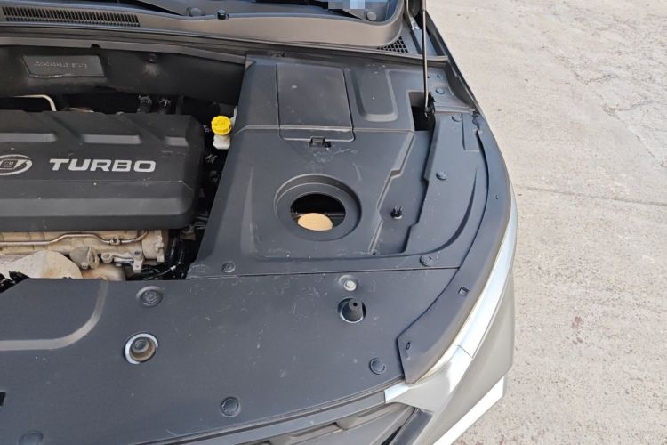 Used Baojun 530 2018 1.5T DCT Flagship Version China V Emission Standard Engine Bay Left