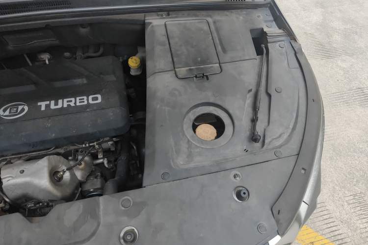 Used Baojun 530 2018 1.5T DCT Flagship Version China V Emission Standard Engine Bay Left