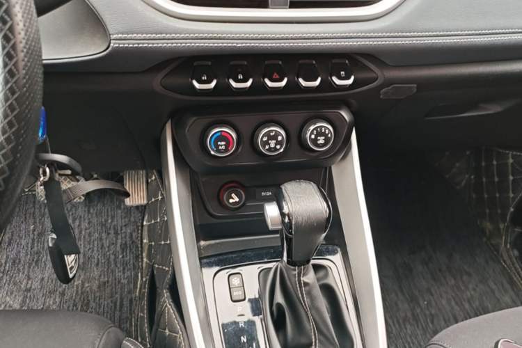 Used Baojun 530 2019 1.5T CVT Elite Model 7 Seats China V Emission Standard Gear Lever