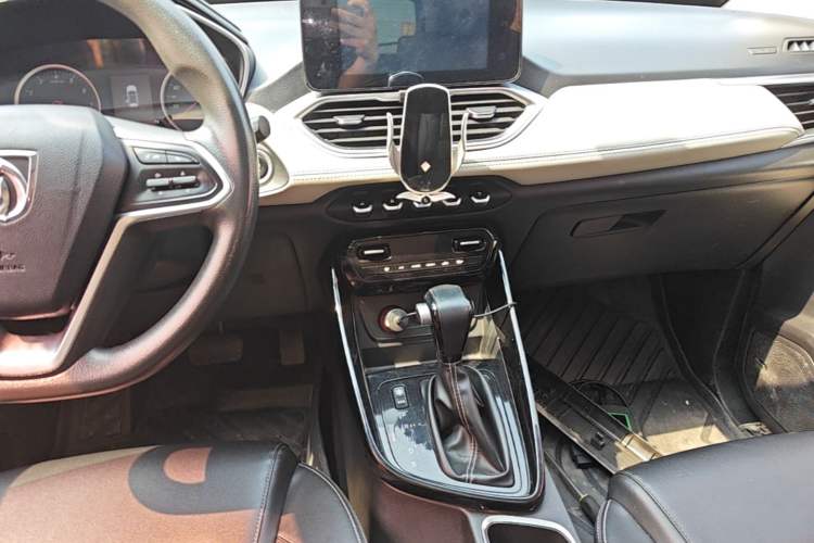 Used Baojun 530 2019 1.5T CVT Luxury Model 7 Seats China V Emission Standard Audio And AC Panel