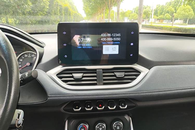 Used Baojun 530 2019 1.5T Manual Elite 7-seater National V Audio And AC Panel