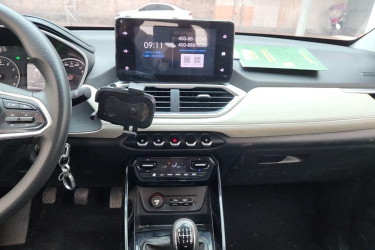 Used Baojun 530 2019 1.5T Manual Luxury 7-seater National V Audio And AC Panel