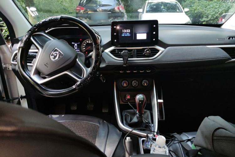 Used Baojun 530 2019 1.5T Manual Elite 7-seater National V Center Console