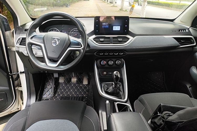 Used Baojun 530 2019 1.5T Manual Elite 7-seater National V Center Console