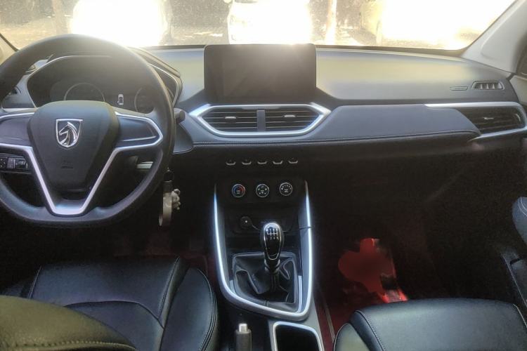 Used Baojun 530 2019 1.5T Manual Elite 7-seater National V Center Console