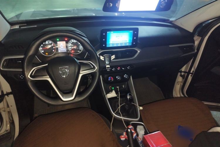 Used Baojun 530 2019 1.5T Manual Elite 7-seater National V Center Console