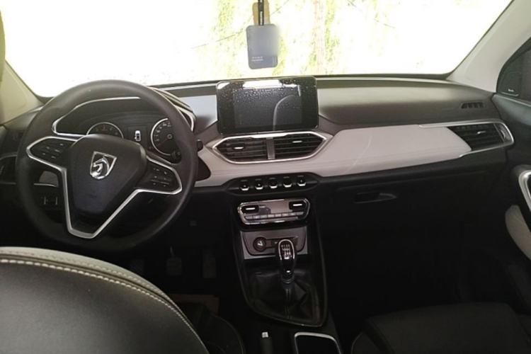 Used Baojun 530 2019 1.5T Manual Luxury 7-seater National V Center Console