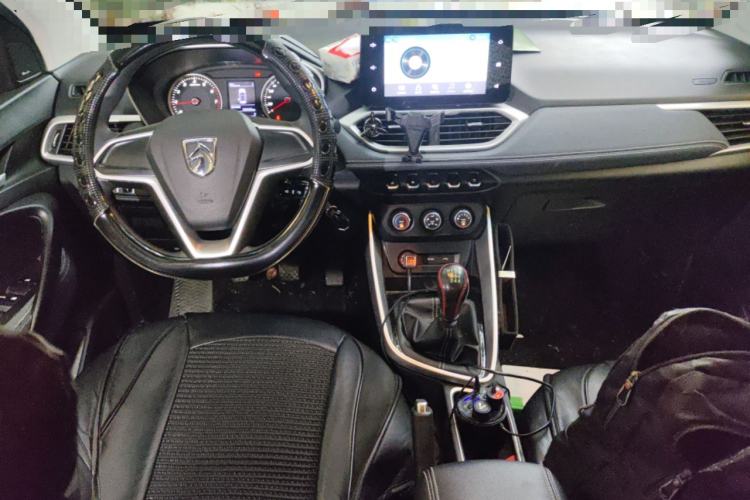 Used Baojun 530 2019 1.5T Manual Elite 7-seater National V Center Console