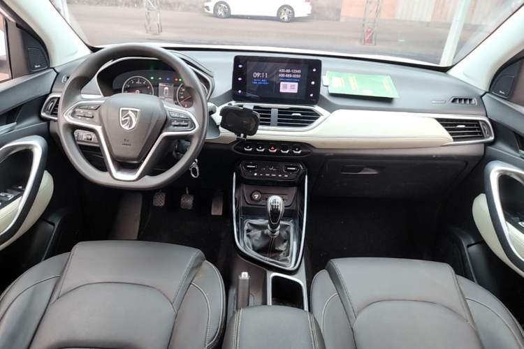 Used Baojun 530 2019 1.5T Manual Luxury 7-seater National V Center Console