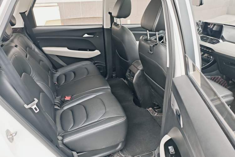 Used Baojun 530 2019 1.5T CVT Luxury Model 7 Seats China V Emission Standard Interior 12