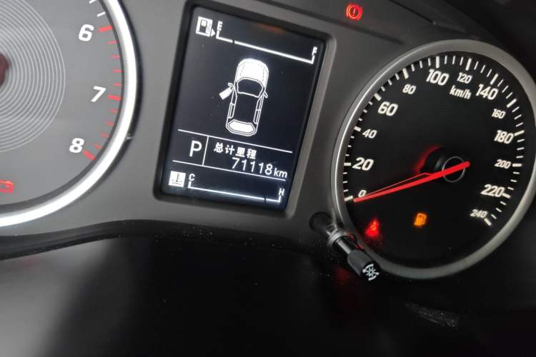 Used Baojun 530 2019 1.5T CVT Elite Model 7 Seats China V Emission Standard Odometer Close Up