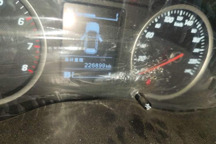 Used Baojun 530 2019 1.5T Manual Elite 7-seater National V Odometer Close Up