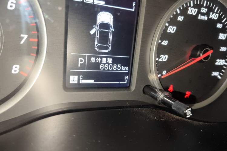 Used Baojun 530 2019 1.5T CVT Luxury 7-seater China VI Odometer Close Up