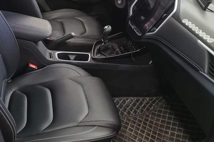 Used Baojun 530 2020 1.5T Manual Luxury Version 7 Seats Interior 4