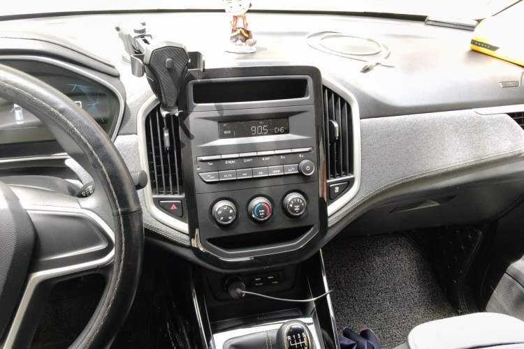 Used Baojun 530 2020 1.5T Manual Comfort Version 7 Seats Audio And AC Panel