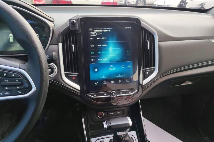 Used Baojun 530 2020 1.5T CVT Luxury Connected Version 6 Seats Audio And AC Panel
