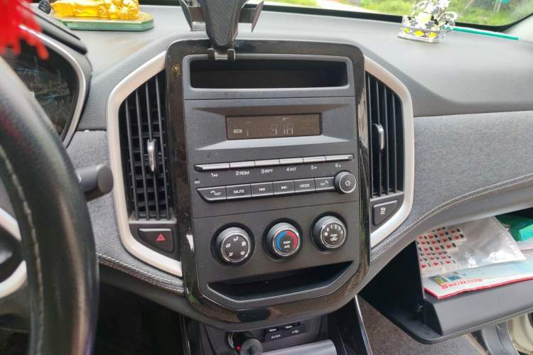 Used Baojun 530 2020 1.5T Manual Comfort Version 6 Seats Audio And AC Panel
