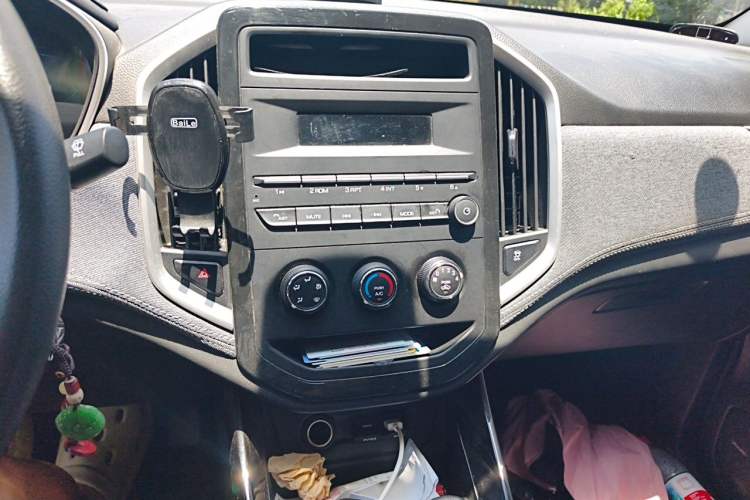 Used Baojun 530 2020 1.5T Manual Comfort Version 6 Seats Audio And AC Panel