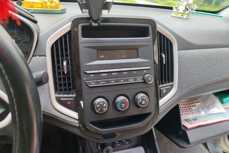 Used Baojun 530 2020 1.5T Manual Comfort Version 6 Seats Audio And AC Panel