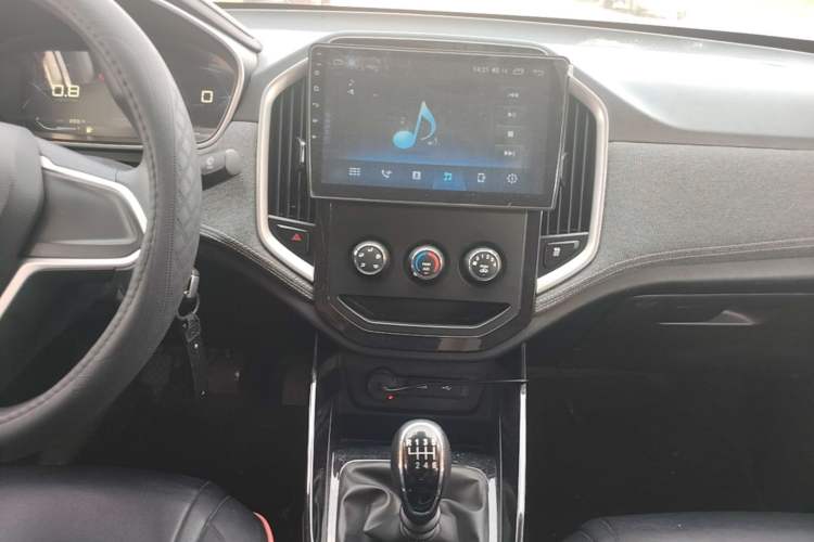 Used Baojun 530 2020 1.5T Manual Comfort Version 6 Seats Audio And AC Panel