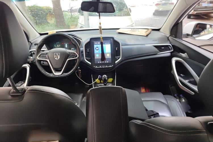 Used Baojun 530 2020 1.5T Manual Luxury Version 6 Seats Center Console
