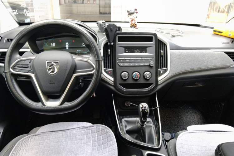 Used Baojun 530 2020 1.5T Manual Comfort Version 7 Seats Center Console