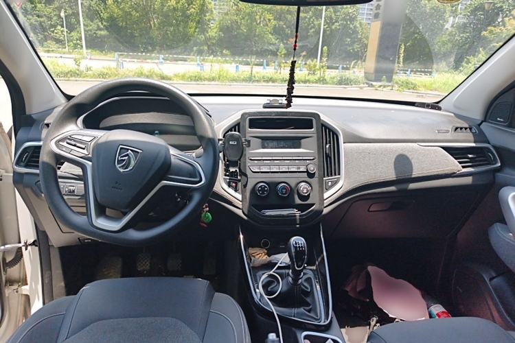 Used Baojun 530 2020 1.5T Manual Comfort Version 6 Seats Center Console