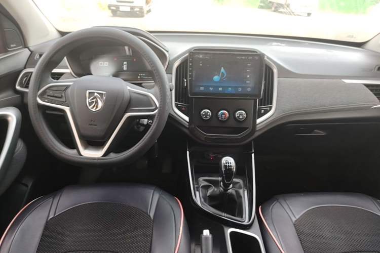 Used Baojun 530 2020 1.5T Manual Comfort Version 6 Seats Center Console
