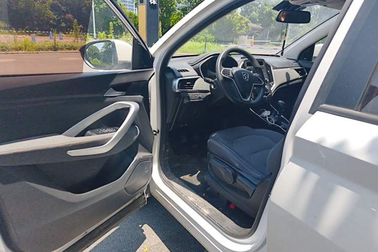 Used Baojun 530 2020 1.5T Manual Comfort Version 6 Seats Driver Seat