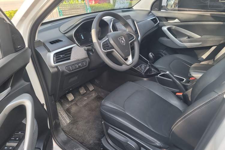 Used Baojun 530 2020 1.5T Manual Comfort Version 7 Seats Interior 2